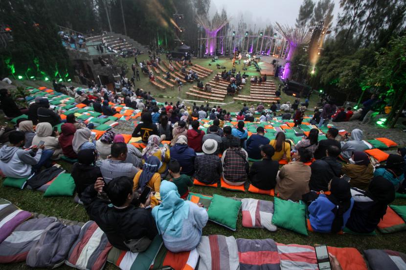 Penonton menyaksikan penampilan salah satu musisi jazz dalam Jazz Gunung Bromo 2022 di Jiwa Jawa Resort, Probolinggo, Jawa Timur.
