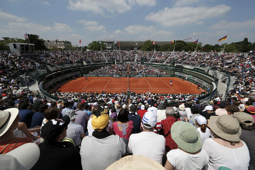 Penonton menyaksikan pertandingan turnamen tenis Prancis Terbuka (ilustrasi)