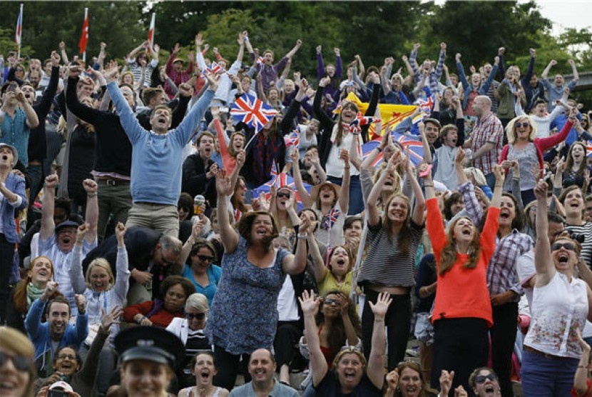 Penonton tuan rumah Inggris bersorak gembira ketika menyaksikan petenis mereka, Andy Murray, akhirnya berhasil mengalahkan petenis Spanyol, Fernando Verdasco, untuk lolos ke semifinal Wimbledon di London, Inggris, Rabu (3/7). 