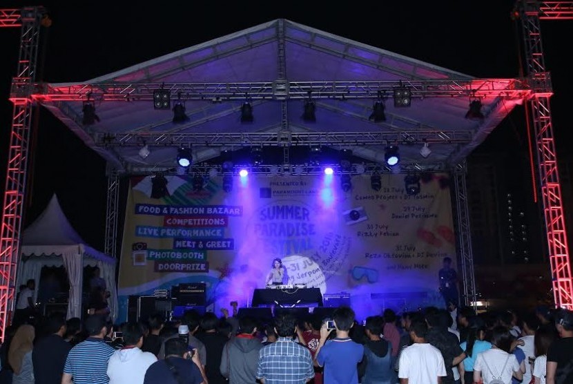 Pentas musik di kawasan Gading Serpong