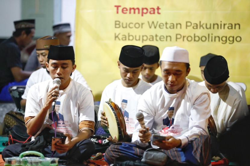 Pentas musik islami menjadi cara Gus Gus Nusantara (GGN) memperkuat ikatan persaudaraan di antara umat Islam di Desa Bucor Wetan, Kecamatan Pakuniran, Kabupaten Probolinggo, Jawa Timur.