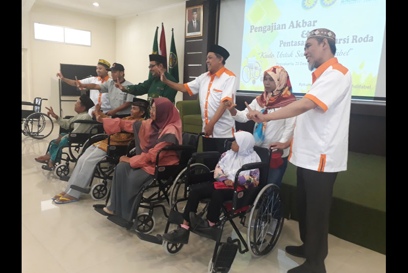 Pentasarufan kursi roda yang dilakukan Lazismu RS PKU Muhammadiyah  Yogyakarta dan Lazismu RS PKU Muhammadiyah Gamping kepada 51 warga  disabilitas penerima manfaat di Auditorium RS PKU Muhammadiyah Gamping,  Senin (23/12).