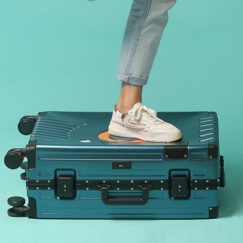 Penting memilih koper yang berkualitas agar tidak rusak saat dibawa bepergian.