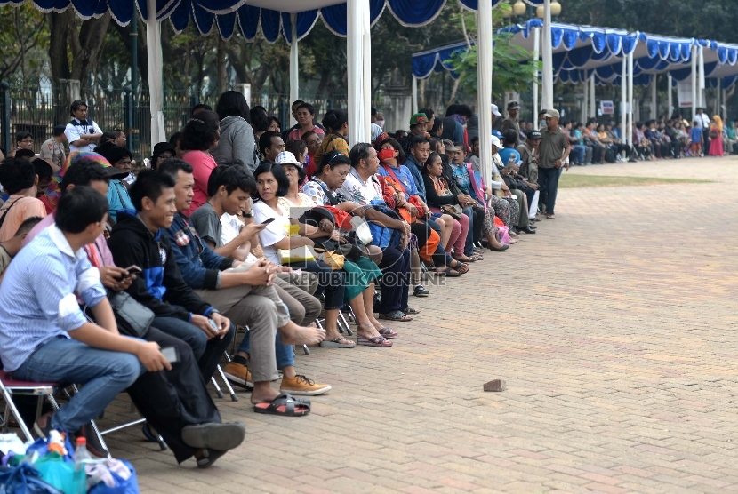 Warga melakukan penukaran uang kertas di gerai jasa penukaran uang Bank Indonesia, di Parkir IRTI Monas, Jakarta Pusat, Rabu (1/7).   (Republika/Wihdan)