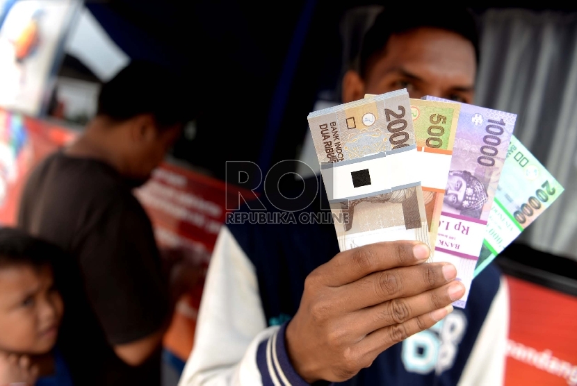 Warga melakukan penukaran uang kertas di gerai jasa penukaran uang Bank Indonesia, di Parkir IRTI Monas, Jakarta Pusat, Rabu (1/7).  (Republika/Wihdan)