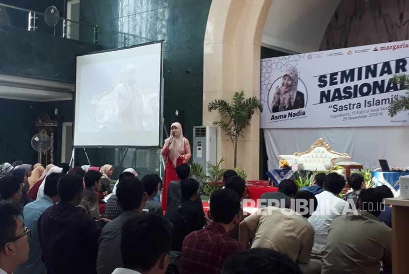  Penulis Asma Nadia saat mengisi seminar nasional bertema Sastra  Islami yang digelar Universitas Ahmad Dahlan (UAD) dan Pesantren Mahasiswa  KH Ahmad Dahlan (Persada) di Masjid Islamic Center UAD, Ahad (25/11).
