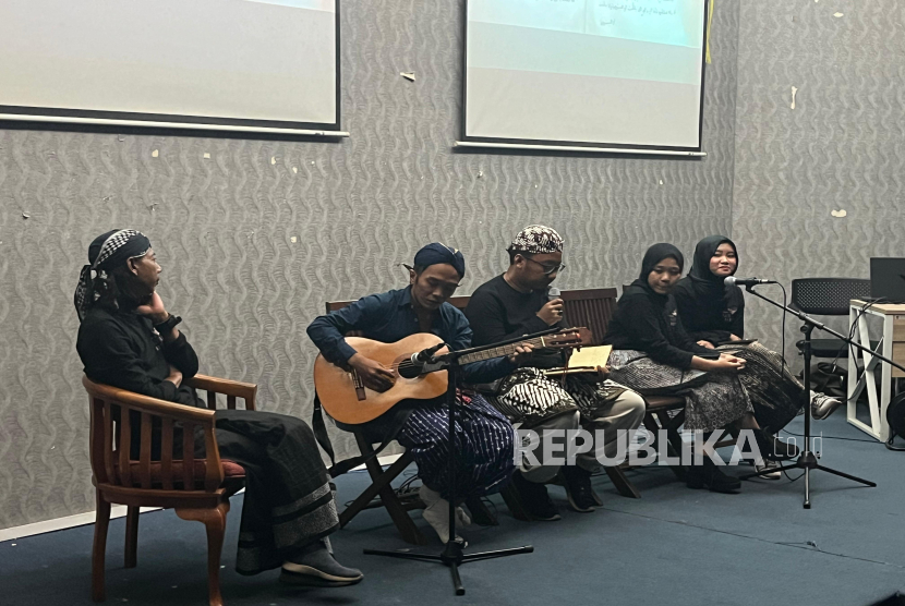 Penulis bersama kolega membawakan syair Tombo Ati