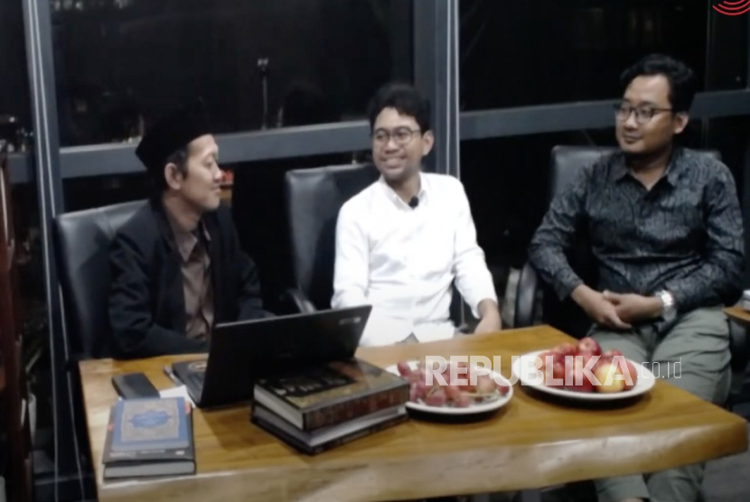 Penulis bersama pembicara lainnya berdiskusi tentang sunah menikah.