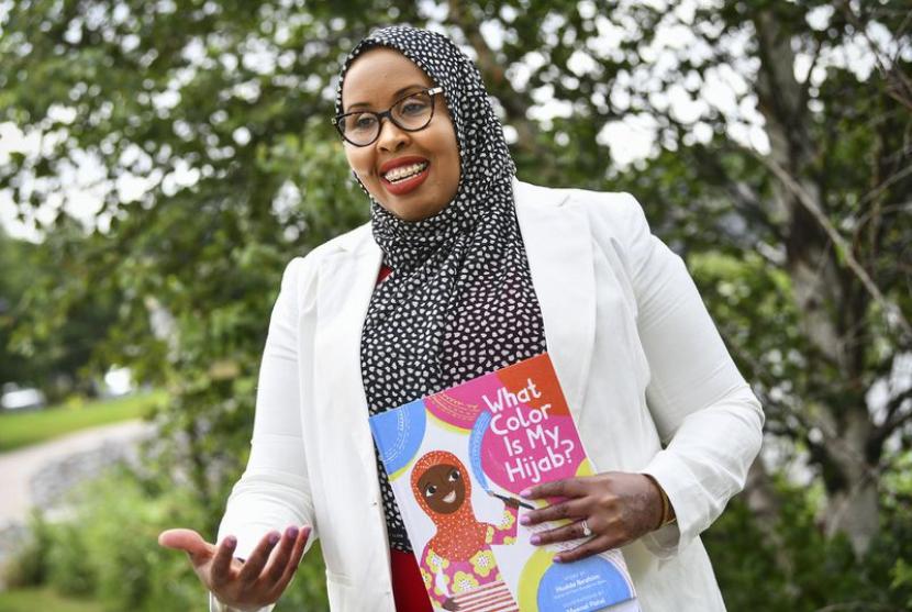 Muslimah AS Terbitkan Buku Anak tentang Hijab dan Keragaman. Penulis buku anak Hudda Ibrahim menunjukkan ilustrasi di bukunya What Color Is My Hijab di St. Cloud, Minnesota, AS, 30 Juni 2020. Buku tersebut menggambarkan karakter perempuan Muslim berjilbab dalam berbagai profesi.