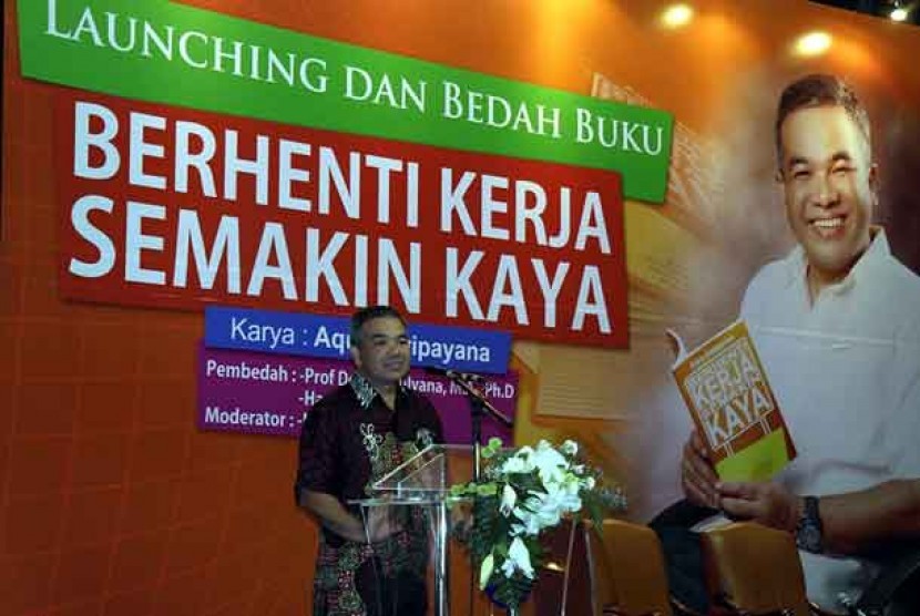 Penulis buku berjudul “Berhenti Kerja Semakin Kaya” Aqua Dwipayana saat peluncuran dan bedah buku karyanya di Jakarta, Rabu (23/1) malam.