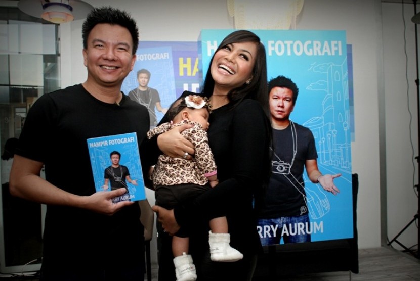  Penulis buku Hampir Fotografi yang juga fotografer Jerry Aurum bersama Denada dan putri mereka Shakira Aurum saat hadir dalam peluncuran buku fotografinya di Jakarta, Kamis, (14/3).