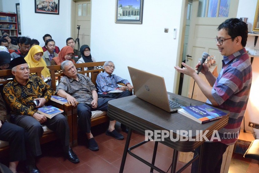 Penulis buku Hendar Riyadi menjelaskan tentang isi bukunya pada bedah buku Mengerti Nalar Islam Dialogis, di Republika Jawa Barat, Selasa (3/12). 