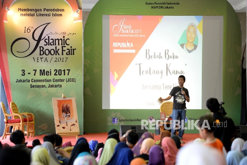 Penulis Buku Tere Liye memberikan paparan kepada fans pada Bedah Buku Tentang Kamu saat Islamic Book Fair 2017, Balai Sidang, Jakarta, Ahad (7/5).