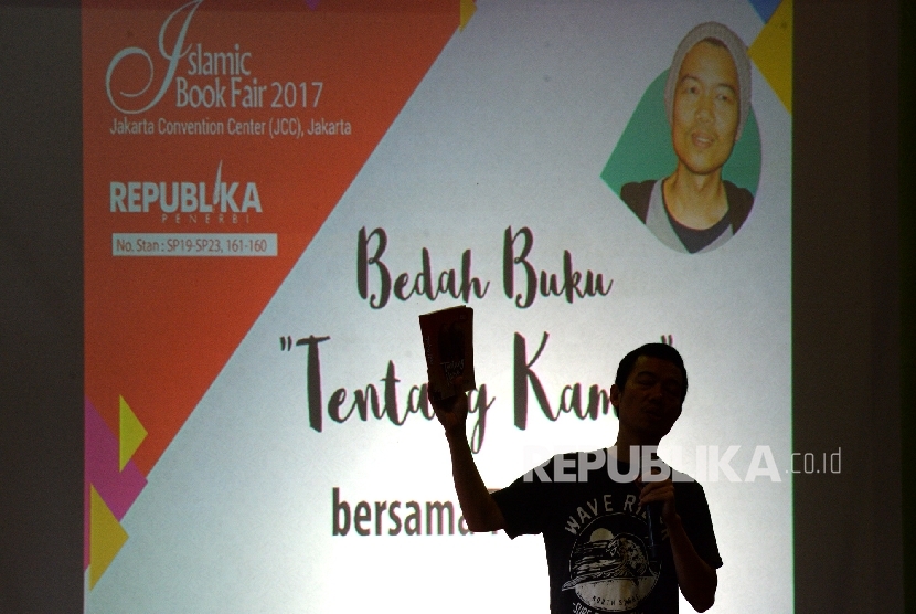 Penulis Buku Tere Liye memberikan paparan kepada fans pada Bedah Buku Tentang Kamu saat Islamic Book Fair 2017, Balai Sidang, Jakarta, Ahad (7/5).