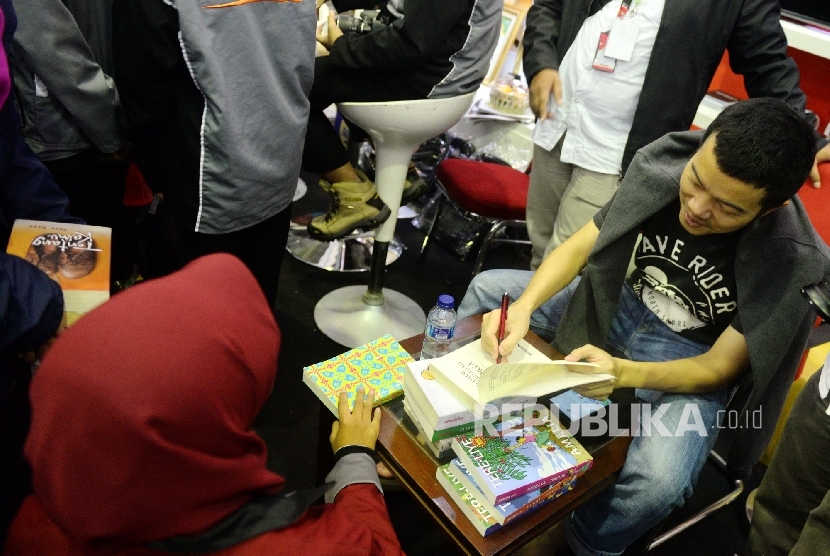 Penulis Buku Tere Liye memberikan tanta tangan buku usai Bedah Buku Tentang Kamu saat Islamic Book Fair 2017, Balai Sidang, Jakarta, Ahad (7/5). 