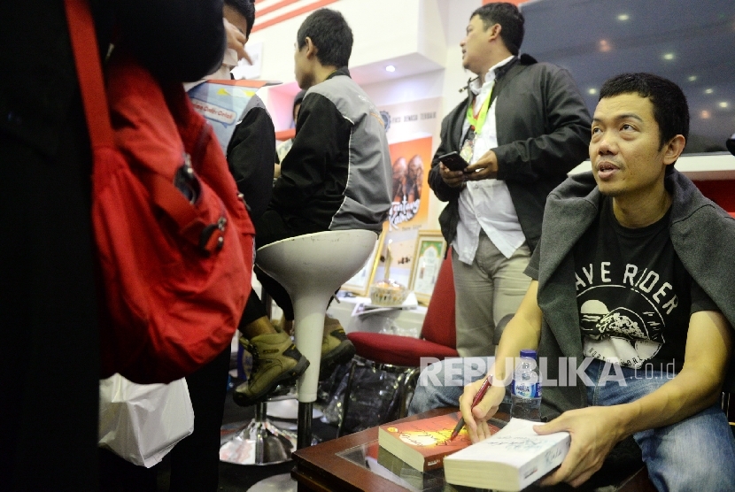 Penulis Buku Tere Liye memberikan tanta tangan buku usai Bedah Buku Tentang Kamu saat Islamic Book Fair 2017, Balai Sidang, Jakarta, Ahad (7/5).