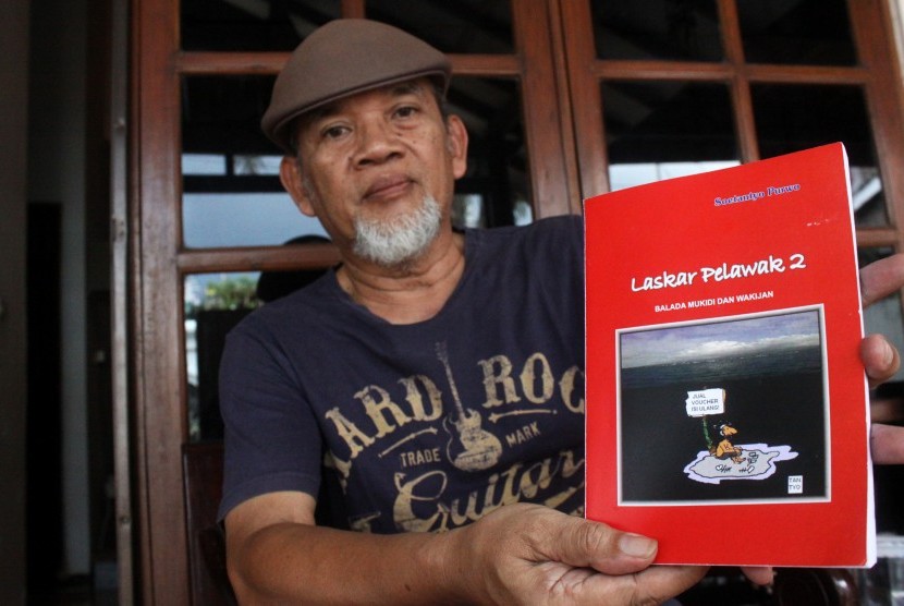 Penulis cerita humor Mukidi, Soetantyo Moechlas menunjukan salah satu karya buku cerita humornya yang berjudul Laskar Pelawak 2 di kediamannya di kawasan Jatibening Baru, Bekasi, Jawa Barat, Minggu (28/8). 