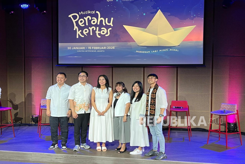 Penulis dan penyanyi Dee Lestari bersama para produser Musikal Perahu Kertas saat menggelar konferensi pers di Galeri Indonesia Kaya, Selasa (18/11/2025).
