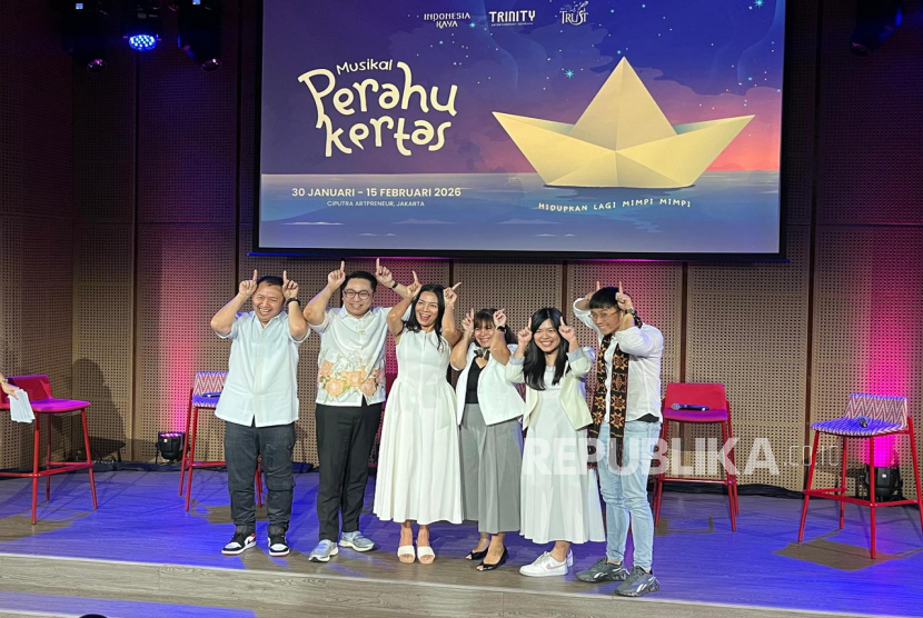 Penulis dan penyanyi Dee Lestari bersama para produser Musikal Perahu Kertas saat menggelar konferensi pers di Galeri Indonesia Kaya, Selasa (18/11/2025). 