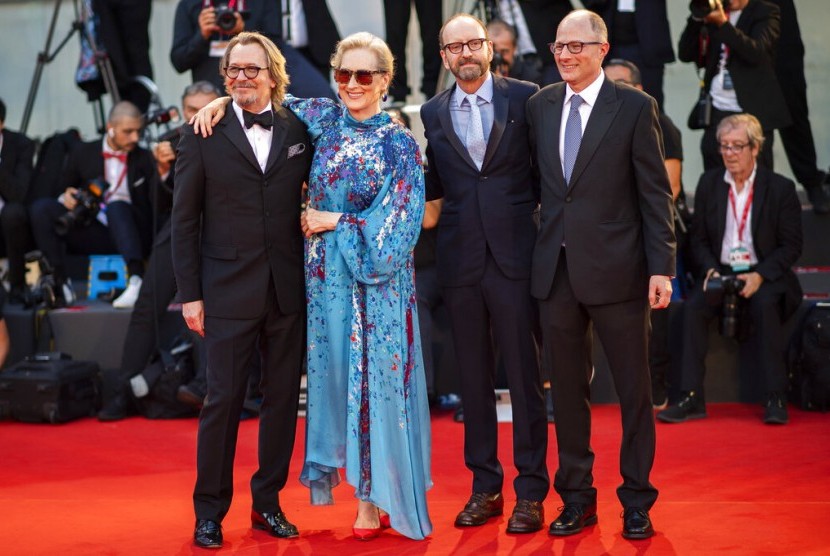 Penulis Jake Bernstein, dari kanan, di sampingnya sutradara Steven Soderbergh, aktor Meryl Streep dan Gary Oldman di karper merah Festival Film Venesia untuk pemutaran perdana The Laundromat, Ahad (1/9).