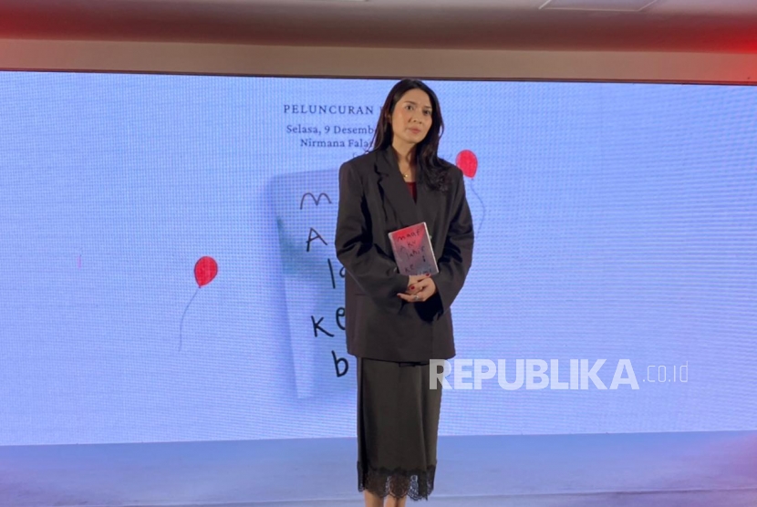 Penulis Marchella FP meluncurkan buku terbarunya berjudul Maaf Aku Lahir Ke Bumi di kawasan Blok M, Jakarta Selatan, Selasa (9/12/2025). 