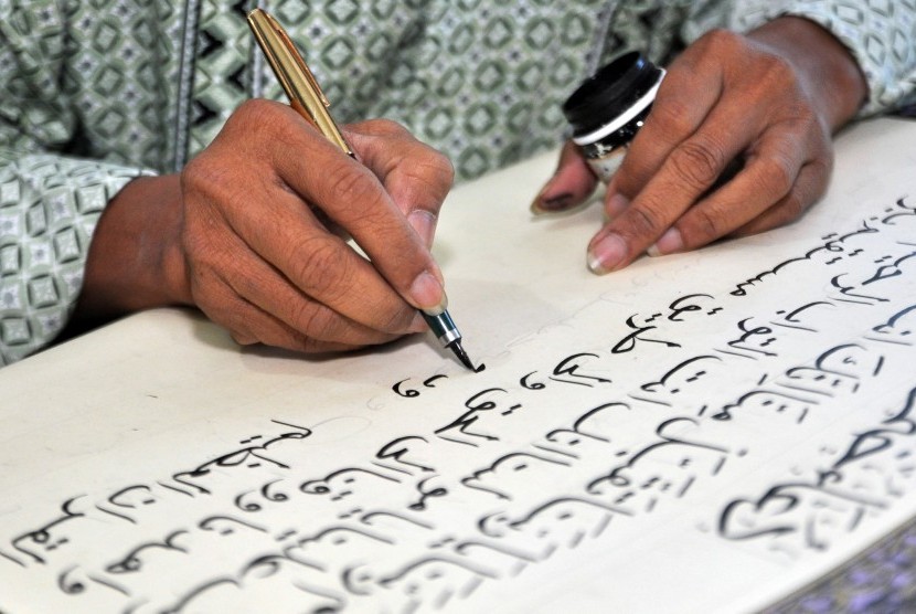 Penulis menyelesaikan pembuatan Alquran Akbar (Ilustrasi)