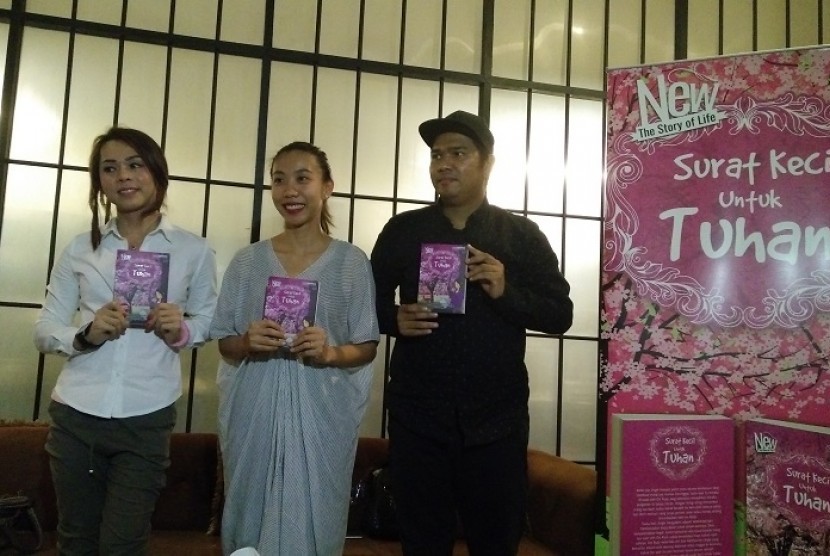 Penulis novel Agnes Davonar (kiri), produser Falcon Pictures Frederica (tengah) dan sutradara Fajar Bustomi (kanan) dalam peluncuran novel Surat Kecil Untuk Tuhan