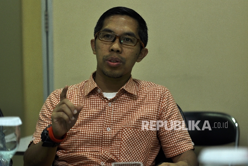 Penulis novel Ahmad Fuadi memberikan paparannya saat wawancara di Kantor Republika, Jalan Warung Buncit, Jakarta, Selasa (5/9)