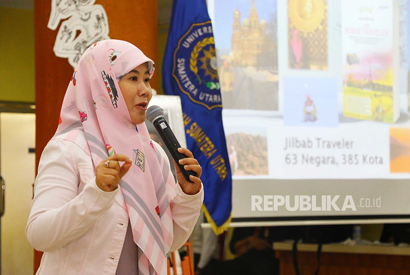 Penulis novel Asma Nadia berdiskusi tentang novel di Universitas Muhammadiyah Sumatera Utara (UMSU) Medan, Sumatera Utara, Sabtu (7/4). 
