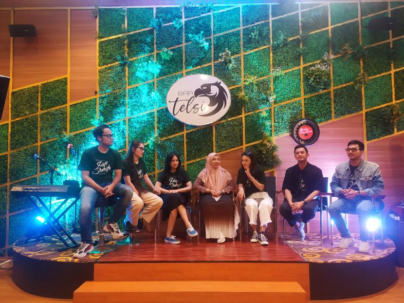 Penulis novel Hati Suhita, Khilma Anis, bersama para pemain film Hati Suhita dalam konferensi pers usai pemutaran perdana film Hati Suhita di The Rich Jogja Hotel, Yogyakarta, Ahad (21/5/2023).  