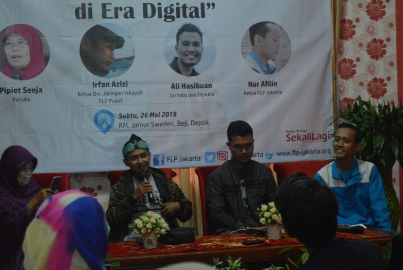 Penulis Pipiet Senja dan Irfan Azizi menjadi nara sumber talkshow mengenai tantangan  dunia kepenulisan di era digital. 