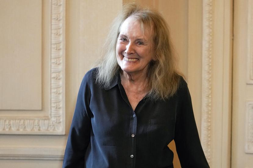 Penulis Prancis Annie Ernaux tiba untuk memberikan konferensi pers setelah dianugerahi Hadiah Nobel Sastra 2022, di Paris, Kamis, 10 Oktober. 6, 2022. Pria berusia 82 tahun itu disebut-sebut karena 