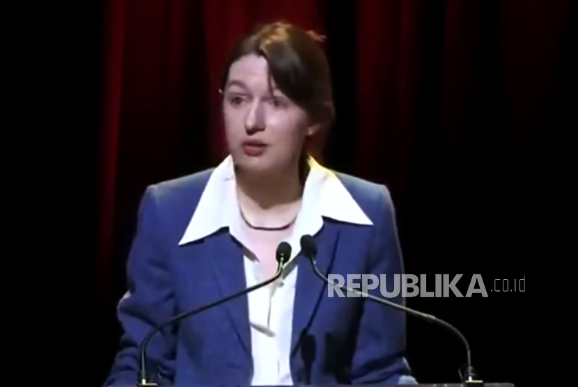Penulis Sally Rooney. Dia mengonfirmasi bahwa penerbitnya tidak akan lagi memasok novel karyanya termasuk Normal People ke toko buku di Inggris. 