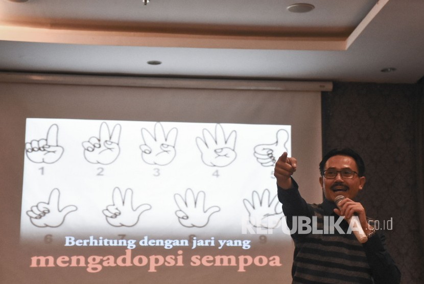 Penulis sekaligus Konsultan Jari Aljabar Dede Supriyadi memberikan materi pada seminar Metode Belajar Berhitung Semudah Membalikkan Tangan Salamath di Hotel Amaroossa, Kota Bandung, Sabtu (12/10).