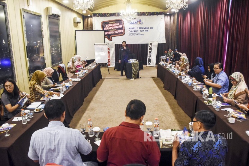 Penulis sekaligus Konsultan Jari Aljabar Dede Supriyadi memberikan materi berhitung cepat dengan Batang Napier pada pelatihan metode belajar berhitung semudah membalikan tangan (Salamath) di Hotel Amaroossa, Kota Bandung, Sabtu (7/12).
