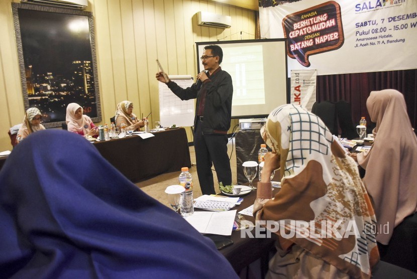 Penulis sekaligus Konsultan Jari Aljabar Dede Supriyadi memberikan materi berhitung cepat dengan Batang Napier pada pelatihan metode belajar berhitung semudah membalikan tangan (Salamath) di Hotel Amaroossa, Kota Bandung, Sabtu (7/12).