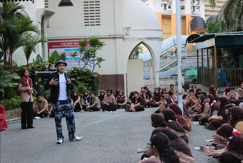 Penulis Tasaro GK saat bertemu 200 siswa di Sekolah Indonesia di Kuala Lumpur.
