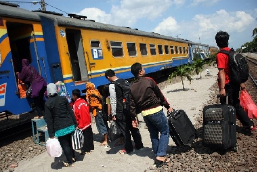 Penumpang antre masuk ke kereta Kahuripan di Stasiun Kota Kediri, Jawa Timur, Ahad (3/8).