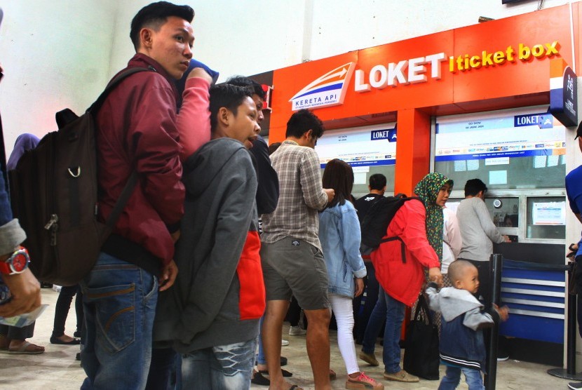Penumpang antre membeli tiket kereta api di Stasiun Kotabaru, Malang (ilustrasi)