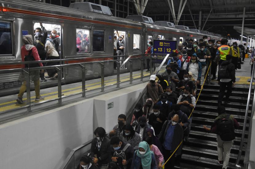 Penumpang antre menuruni tangga peron di Stasiun Manggarai, Jakarta, Senin (20/6/2022). Pada ahkhir pekan kemarin, KAI Commuter  mencatat peningkatan jumlah penumpang di Stasiun Tanah Abang dan Sudirman.