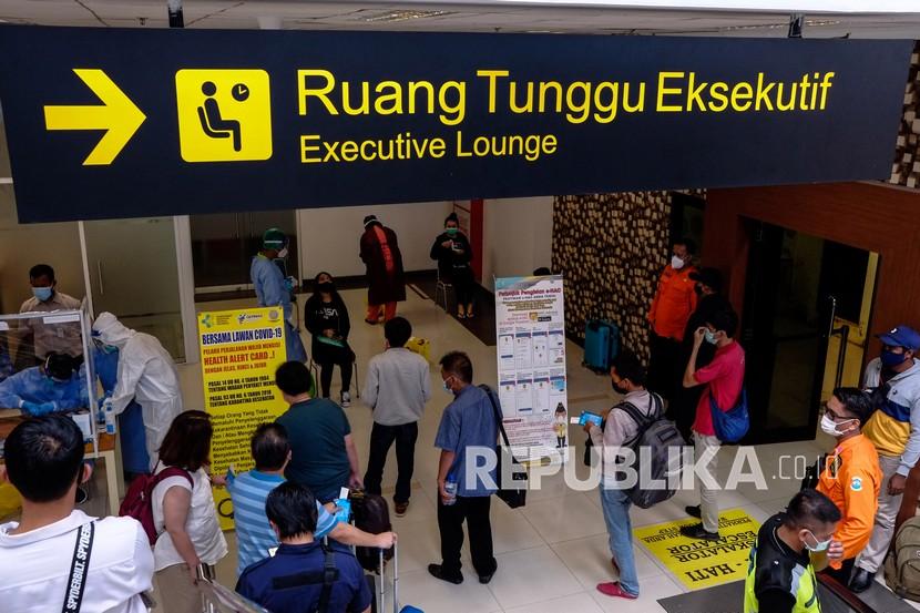 Penumpang antre untuk melakukan tes usap antigen di Terminal Kedatangan Bandara Depati Amir, Pangkalpinang, Bangka Belitung, Senin (17/5/2021). 