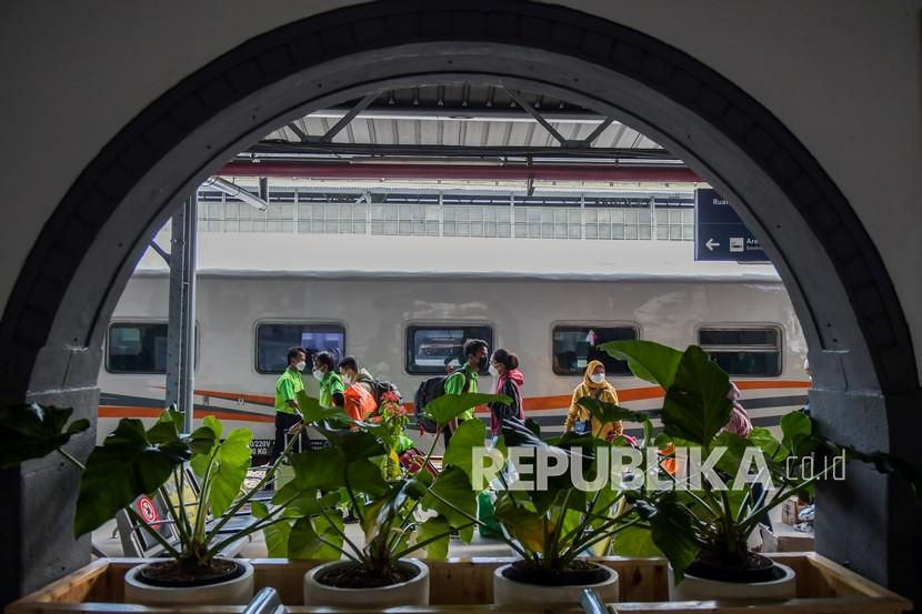 Penghijauan stasiun oleh KAI (ilustrasi). PT Kereta Api Indonesia (Persero) Daop 7 Madiun melakukan penanaman pohon secara serentak di enam stasiun.
