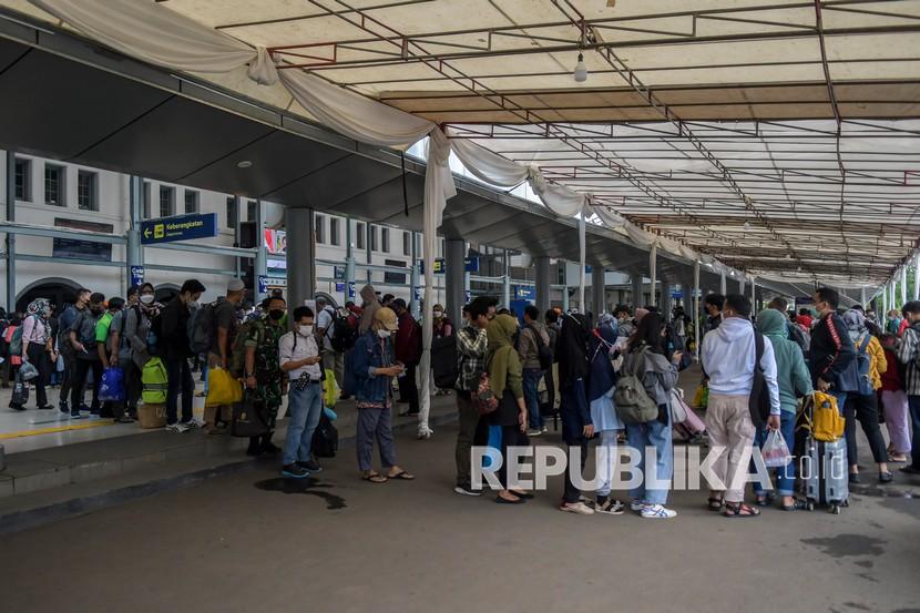 Penumpang Kereta Api diwajibkan tetap membawa dokumen penyerta. Penumpang antre untuk memasuki area peron di Stasiun Pasar Senen, Jakarta, Jumat (24/12/2021). Ilustrasi 