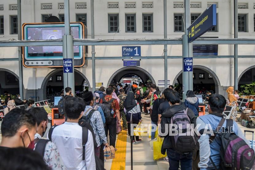 Penumpang antre untuk memasuki area peron di Stasiun Pasar Senen, Jakarta, Jumat (24/12). PT Kereta Api Indonesia (KAI) Daop 1 Jakarta meminta calon pengguna kereta api (KA) jarak jauh dapat memperhatikan syarat perjalanan. 