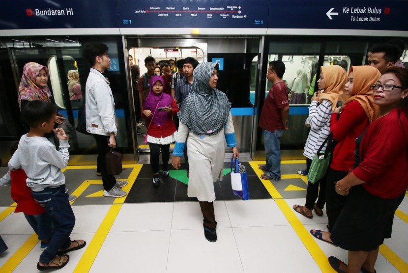 Penumpang antre untuk uji coba publik Moda Raya Terpadu (MRT) Jakarta, Jumat (22/3/2019).