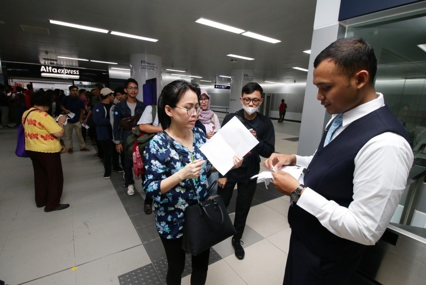 Penumpang antre untuk uji coba publik Moda Raya Terpadu (MRT) Jakarta, Jumat (22/3/2019).