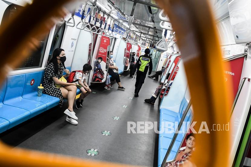 Penumpang berada di dalam angkutan kereta Moda Raya Terpadu (MRT) di Jakarta, Ahad (30/8/2020).
