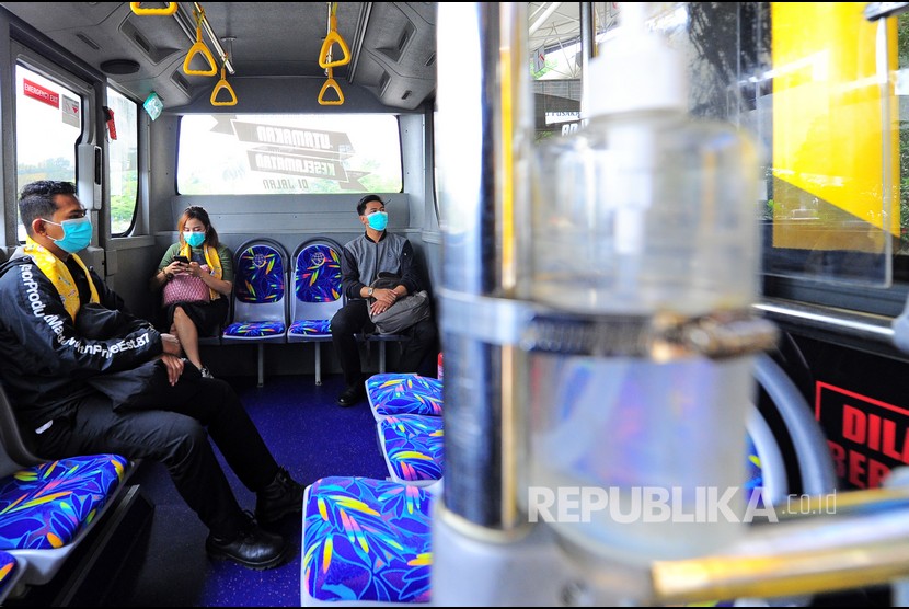 Penumpang berada di dalam Bus Rapid Transit (BRT) (ilustrasi). Angkutan transportasi massal Bus Rapid Transit (BRT) di wilayah Bandung Raya akan mulai uji coba pada awal tahun 2022 di lima koridor dari total 13 koridor yang ada.