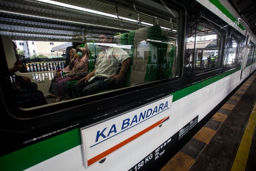 Penumpang berada di dalam Kereta Api (KA) Bandara di Stasiun Tugu, Yogyakarta.