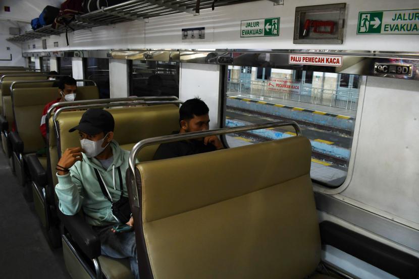 Ilustrasi. PT Kereta Api Indonesia (KAI) Daop 3 Cirebon, Jawa Barat, mulai 1 April 2022, membuka pemesanan tiket kereta api Lebaran 2022, yang bisa dipesan H-45 sebelum keberangkatan.